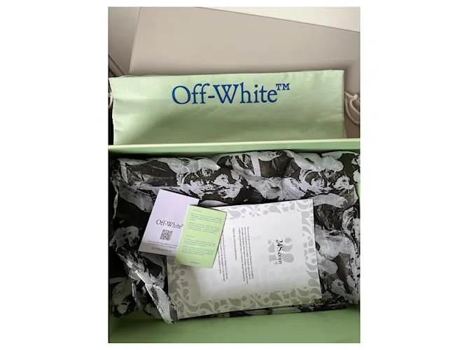 Fuera de la oficina de Off White, puntadas sartoriales azules. 