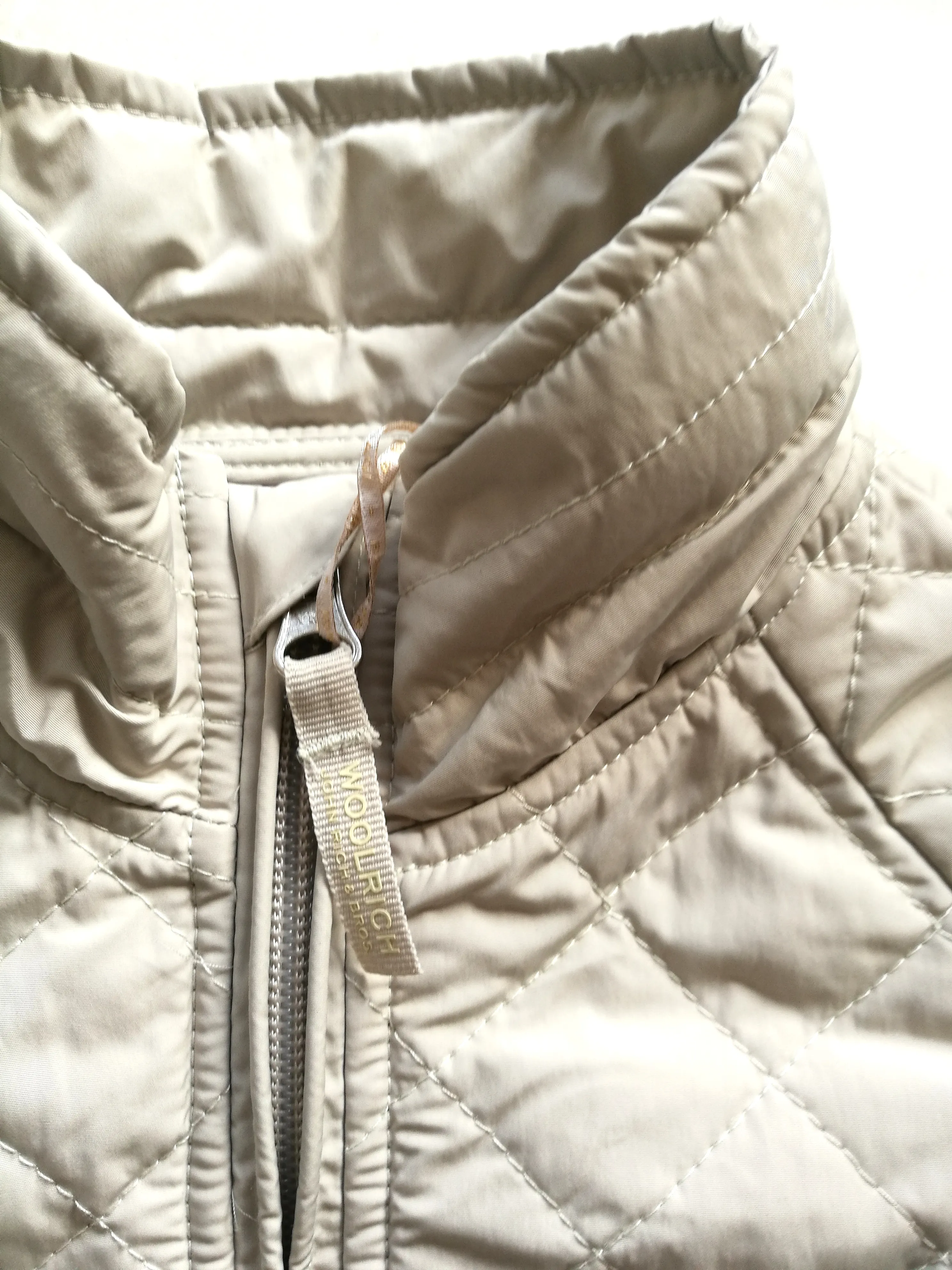 WOOLRICH chaqueta corta de bombardero de color beige para niña