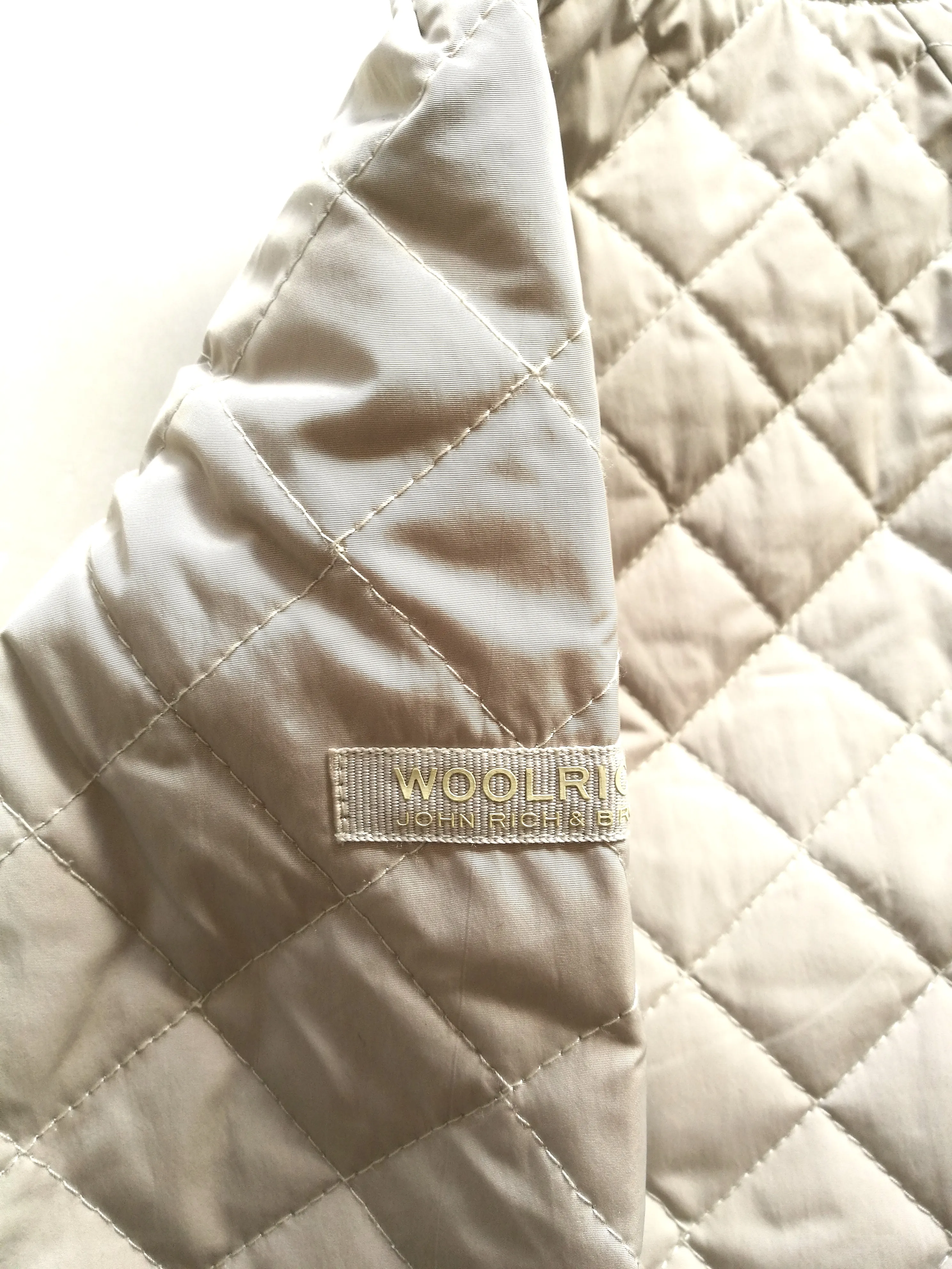 WOOLRICH chaqueta corta de bombardero de color beige para niña